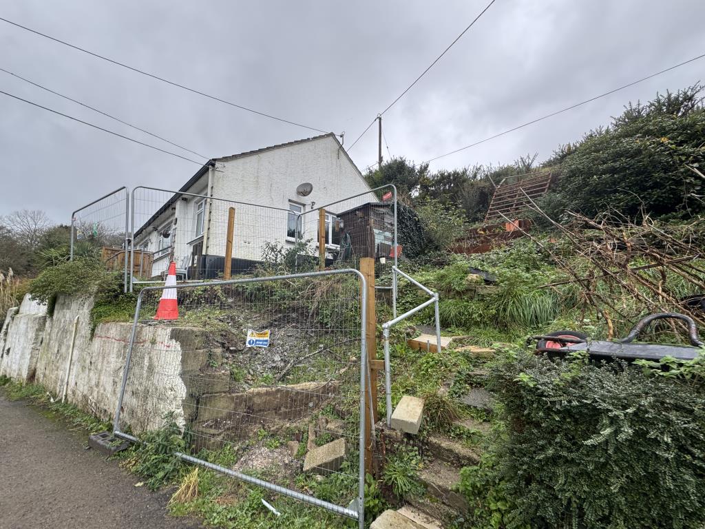 Lot: 51 - SEMI-DETACHED BUNGALOW FOR IMPROVEMENT - View of the property from the side garden